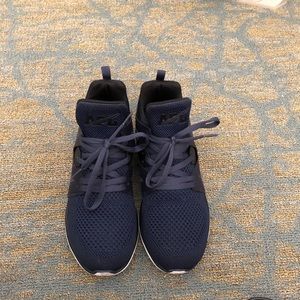 Lululemon APL (athletic propulsion labs) 10